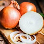 Nên hay không nên sử dụng cách trị sẹo lõm bằng hành tây?