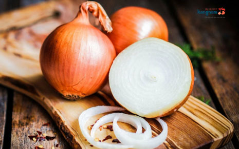 Nên hay không nên sử dụng cách trị sẹo lõm bằng hành tây?